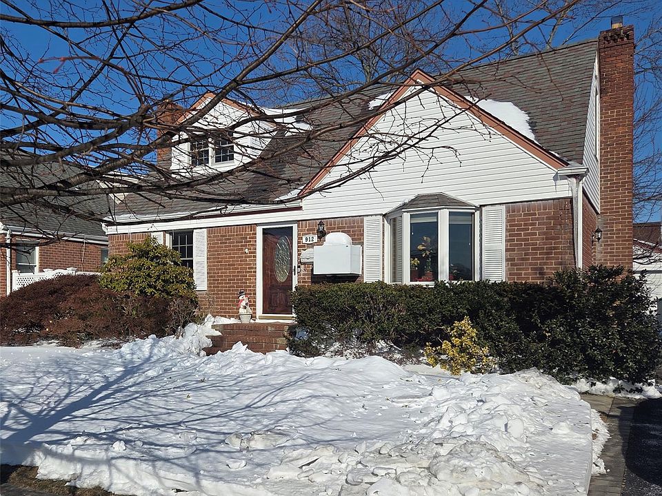 1st image of 912 Oaks Drive