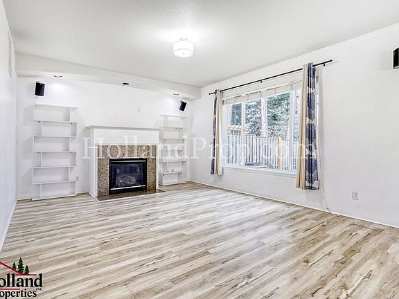 5th image of 1104 SE Roundelay St