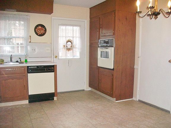 5th image of 801 Balmoral Court #A