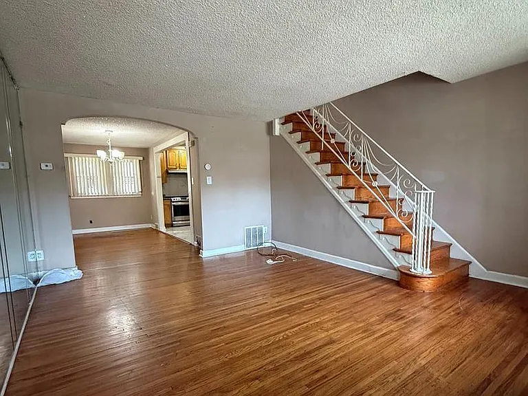 4240 Sheffield Ave — Photo 3