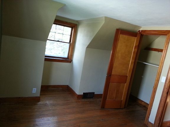 5th image of 2907 Gladstone Ave
