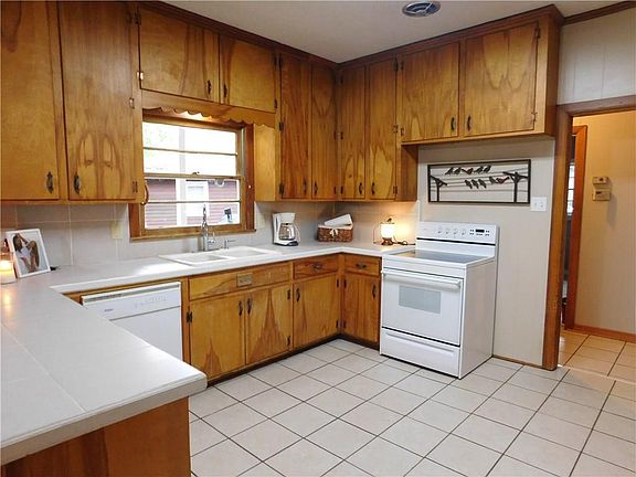 5th image of 403 Paradise Rd