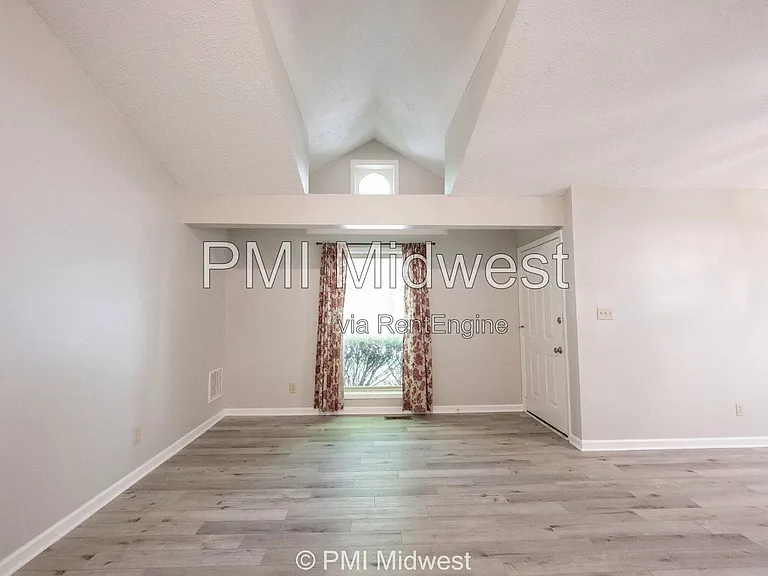 120 E King St — Photo 3