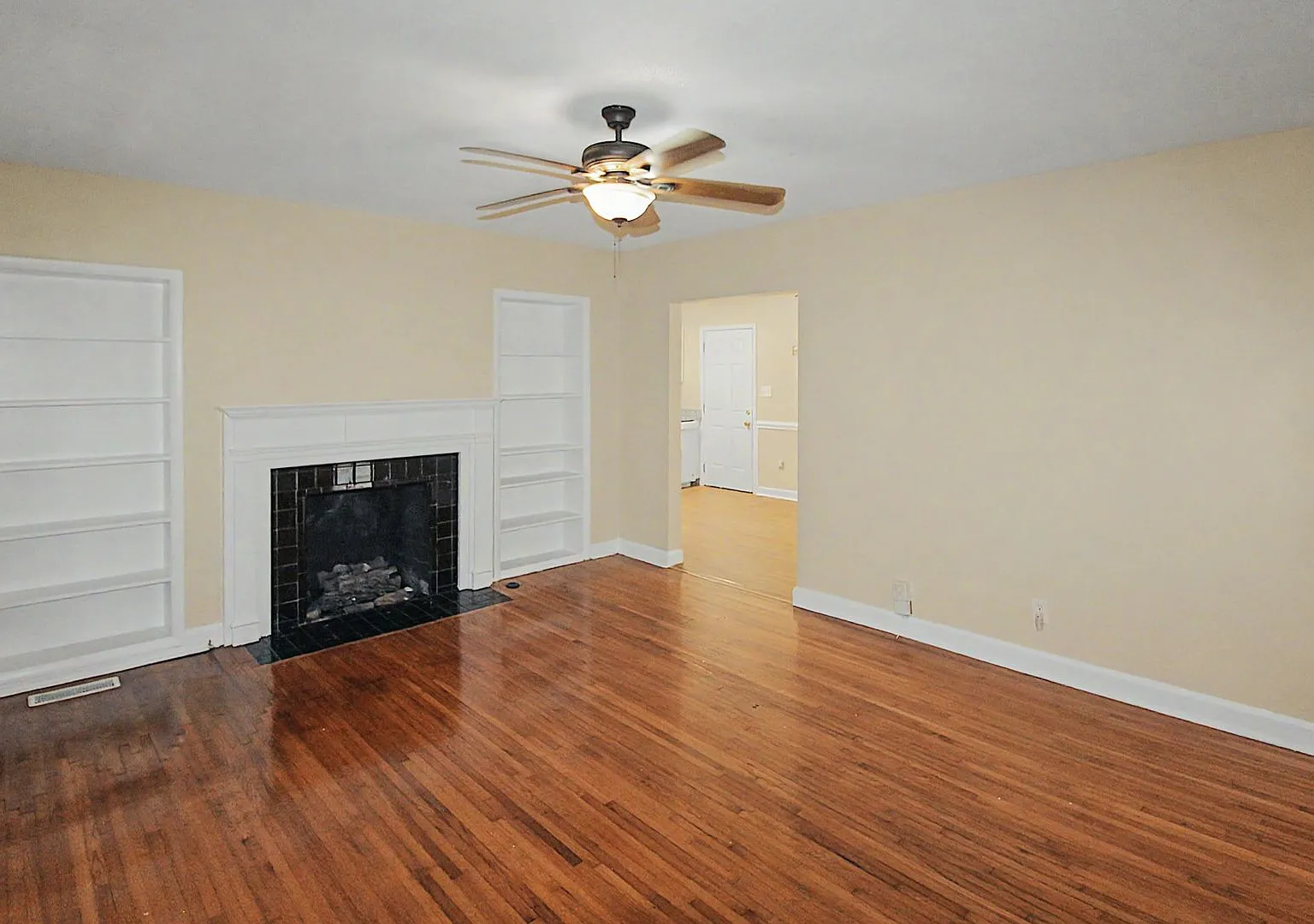 Cozy Ranch off The Plaza! — Photo 3