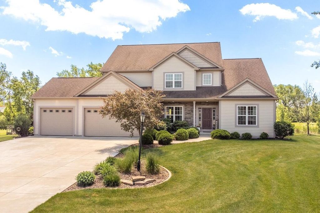 W229N4328 Baker COURT, Pewaukee, WI
