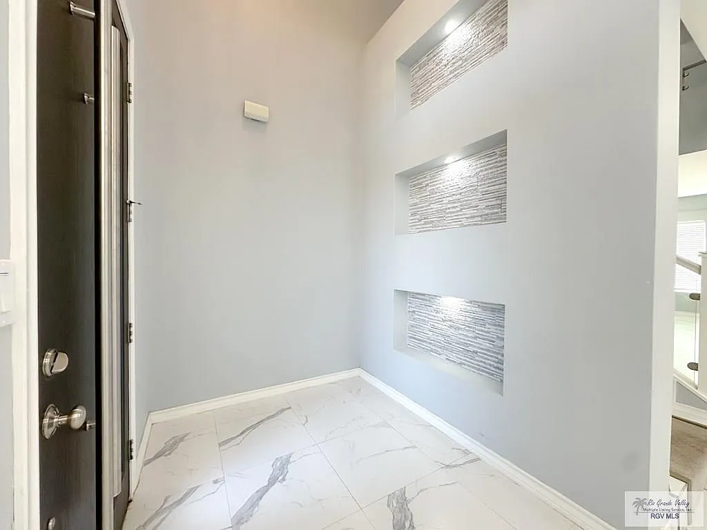 4 bed, 3.0 bath, 2774 sqft, $2,700 — Photo 2