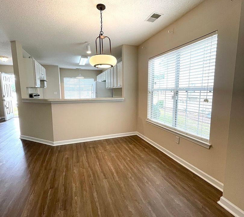 1st image of 102 Stewart Pl
