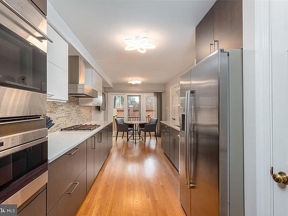 4th image of 6305 Chaucer View Cir