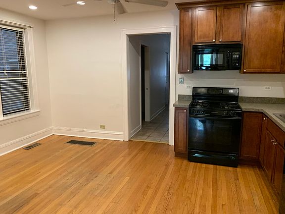 3rd image of 2025 N Sheffield Ave APT 2