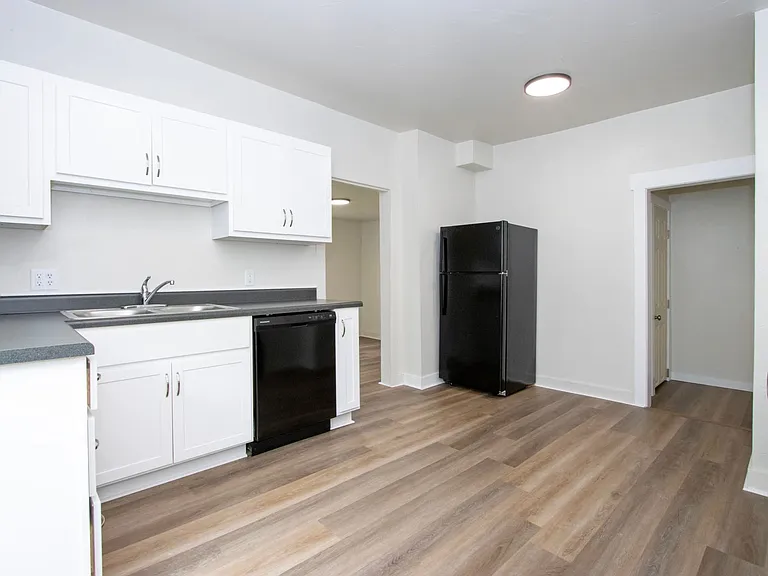 217 Hall St — Photo 4