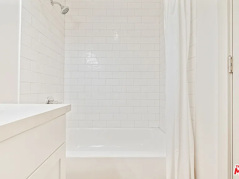 821 E 3rd St #209 — Photo 14