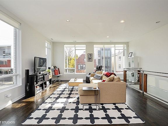 2nd image of 1002 N Hermitage Ave #2
