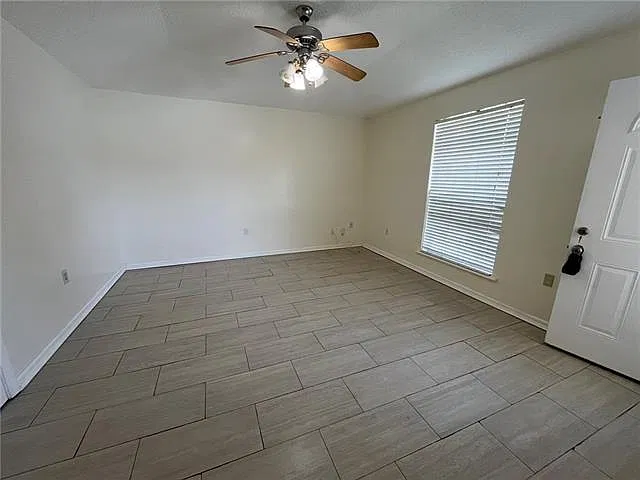 3 bed, 2.0 bath, 1100 sqft, $1,800 — Photo 2
