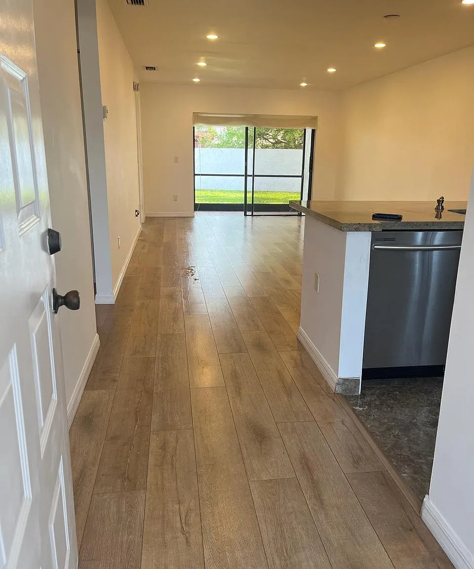2 bed, 2.0 bath, 976 sqft, $2,400 — Photo 2