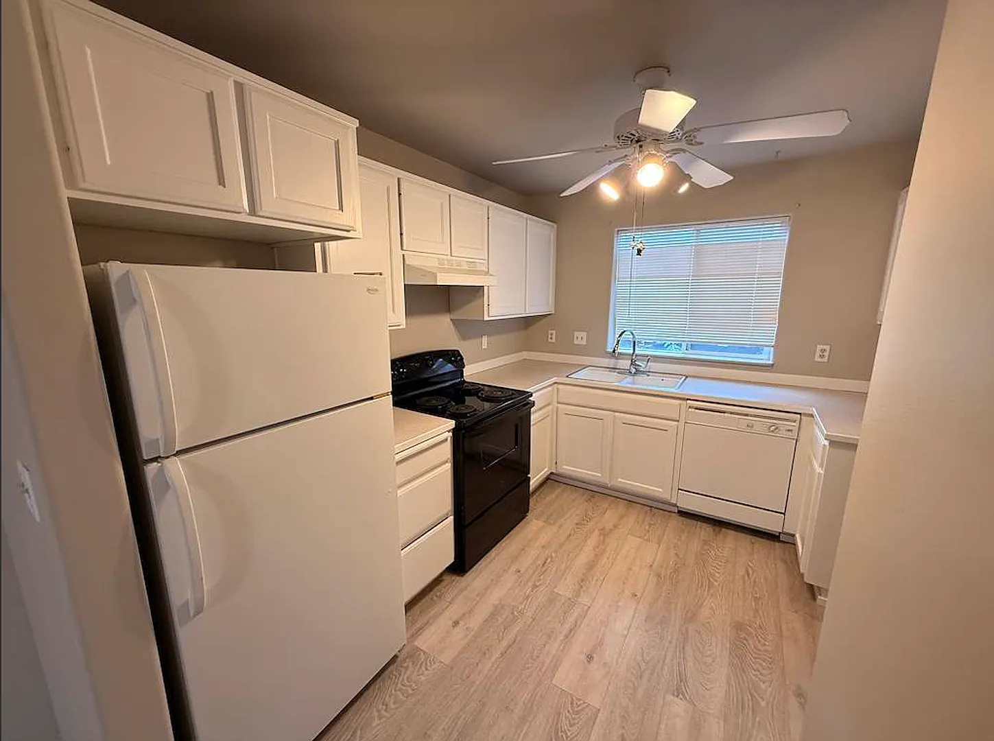Bright, Open Living In The Heart Of Bend!! — Photo 2