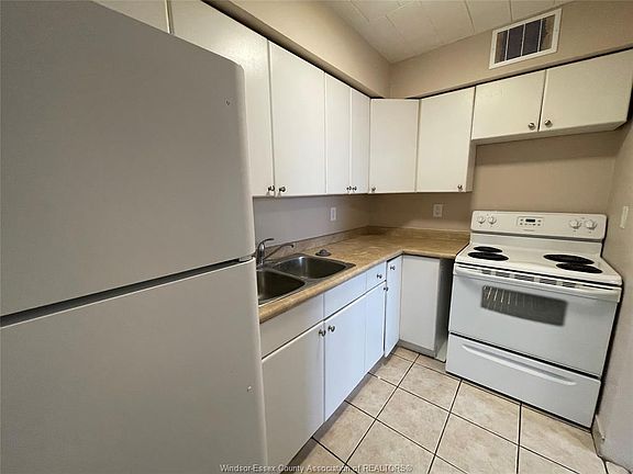 4th image of 928 Howard Ave #7