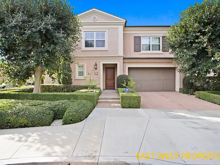 42 Royal Grv — Photo 1