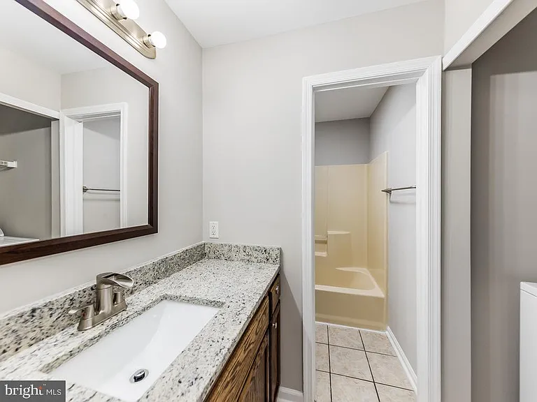 11802 Oakdale Ct — Photo 14