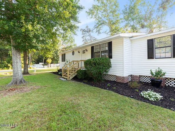 10828 Haena Ct, Diamondhead, MS 39525