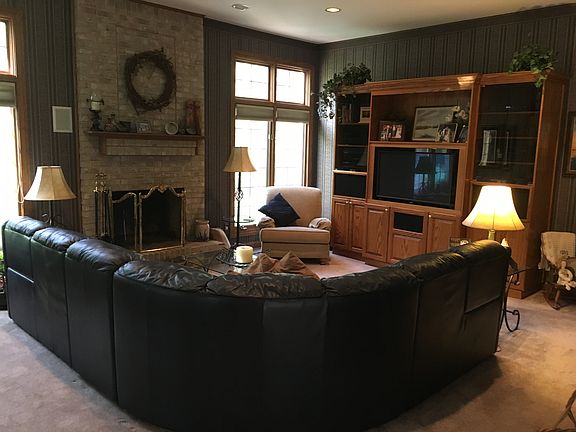 Family room w/built in