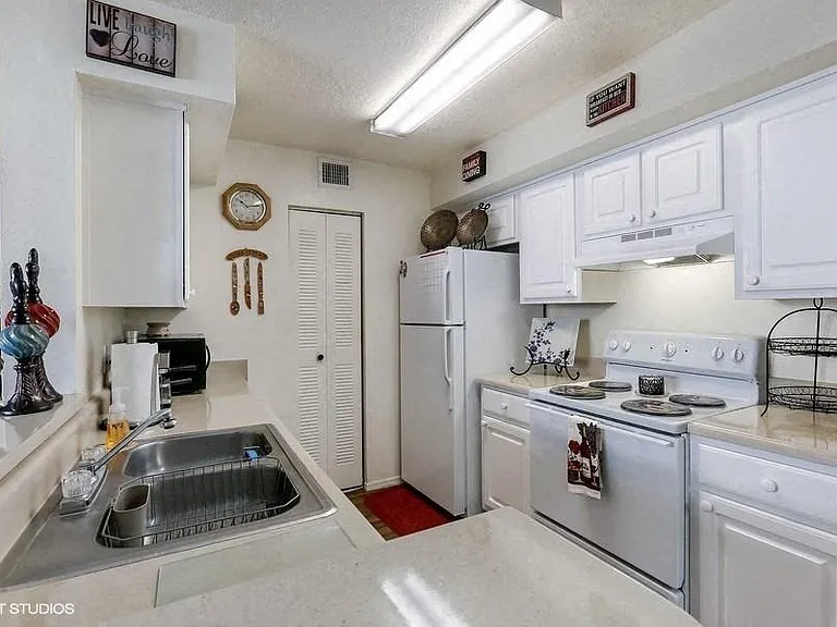 Villa Biscayne Apartments — Photo 14