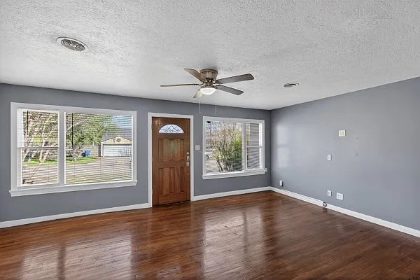 3223 Topeka St — Photo 5