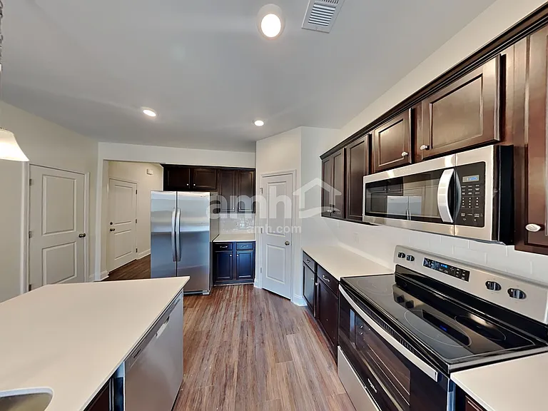2128 Williamshire Ln — Photo 3