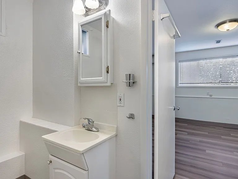 1 Bed 1 Bath in Prime NW District! — Photo 15