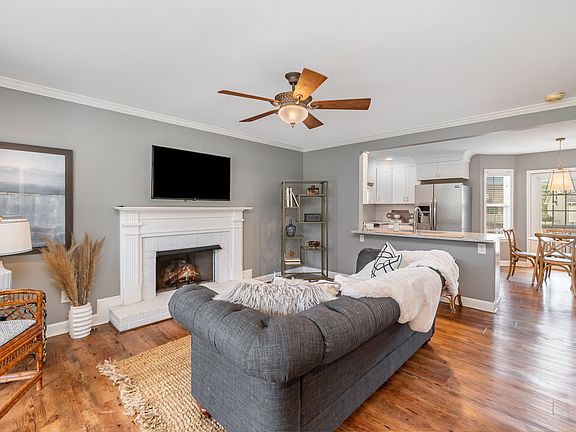 3rd image of 2816 Sutherland Dr
