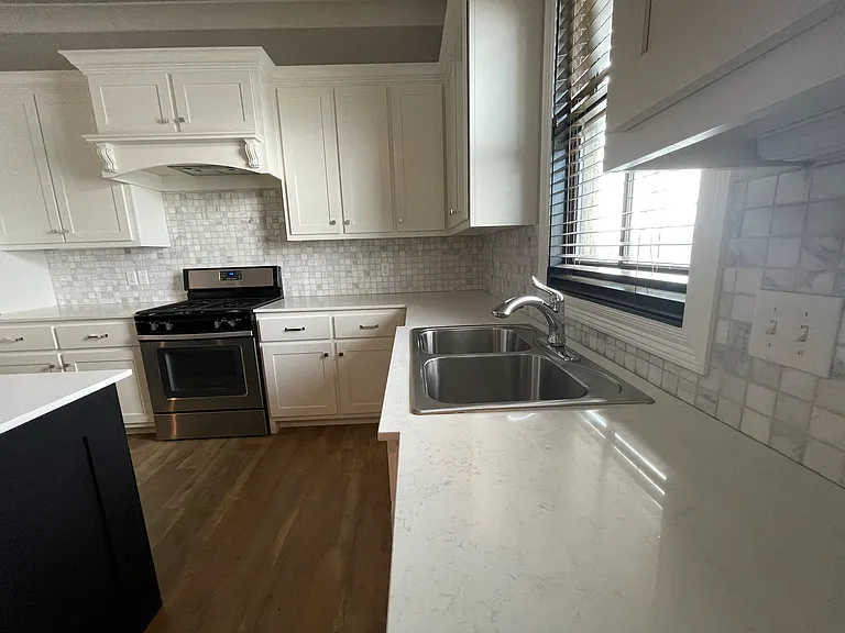 1007 Camellia Blvd #201 — Photo 3