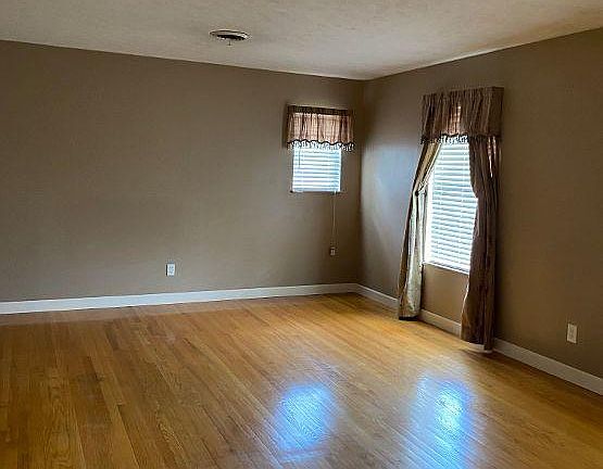 4th image of 321 Barberry Dr