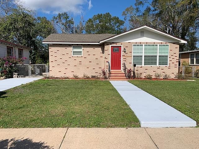 1st image of 2205 College Cir N