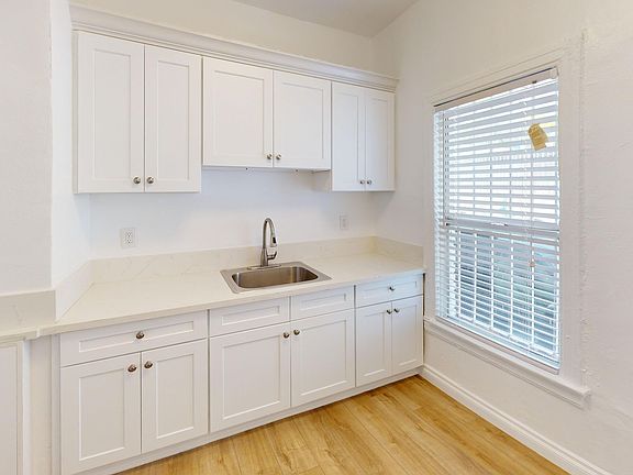 5th image of 1416 W 10th Pl APT 102