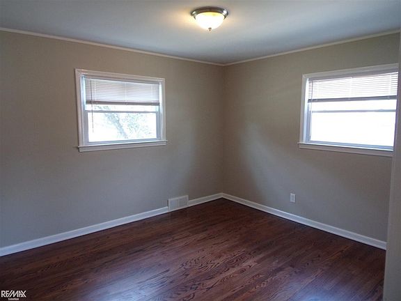 5th image of 20307 Elizabeth St