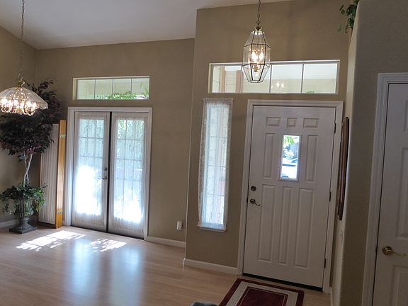 3rd image of 204 Sterling Oak Dr