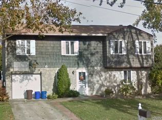 69 Feustal St, Lindenhurst, NY 11757