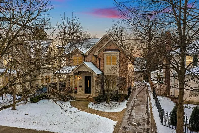 484 Hawthorn Ln photo 1