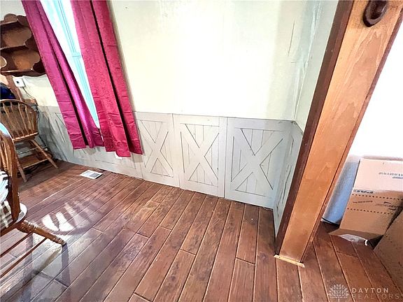 4th image of 223 W Poplar St