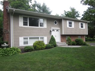 8 Appledale Ln, Chestnut Ridge, NY 10977