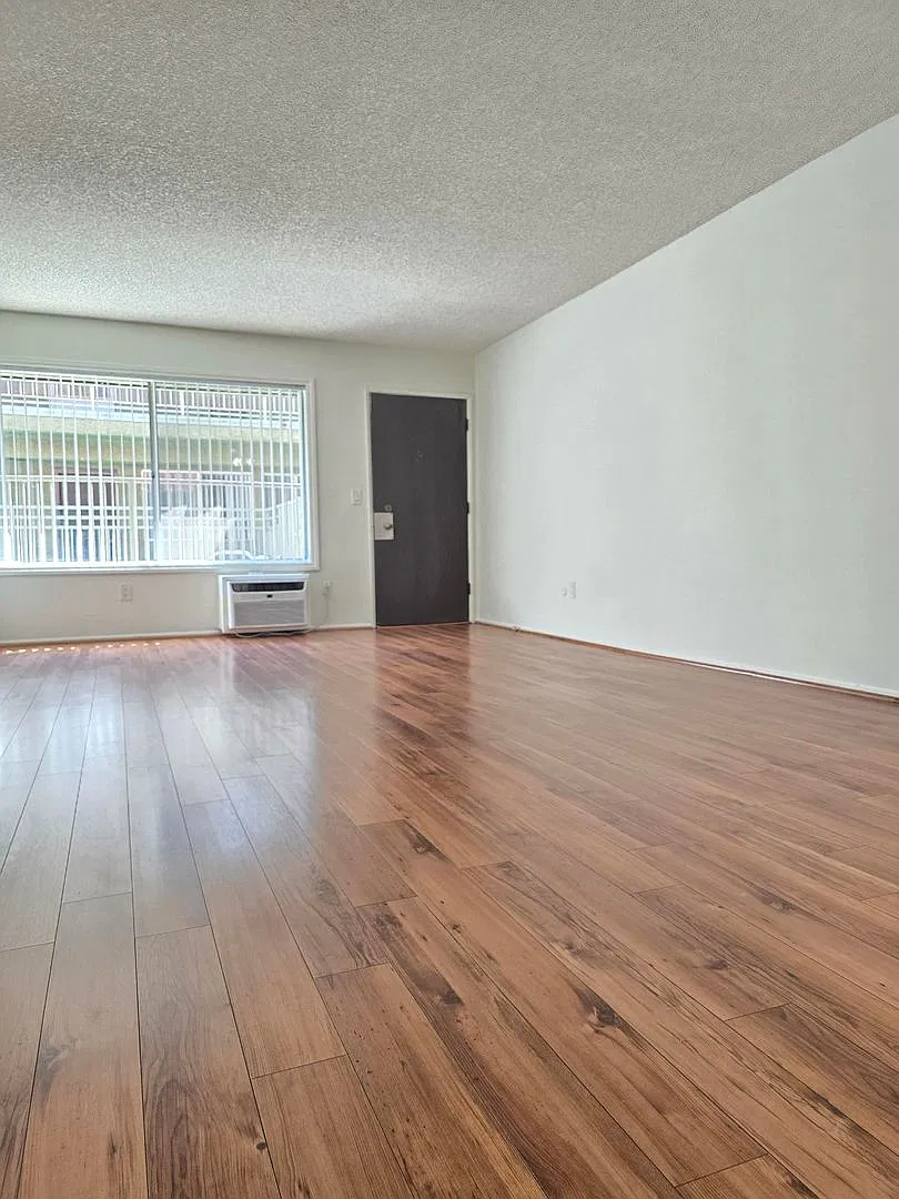120 - 801 E Palmer Ave — Photo 3