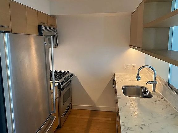 4th image of 100 W 39th St APT 37A