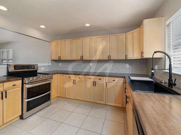 1827 W Kiowa St — Photo 6