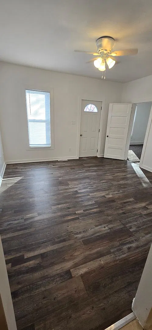 Remodeled 2 bedroom with Garage & small fenced in area - in Clay Center — Photo 4