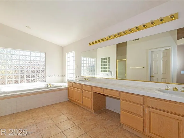 2121 Whitebirch Ln — Photo 13