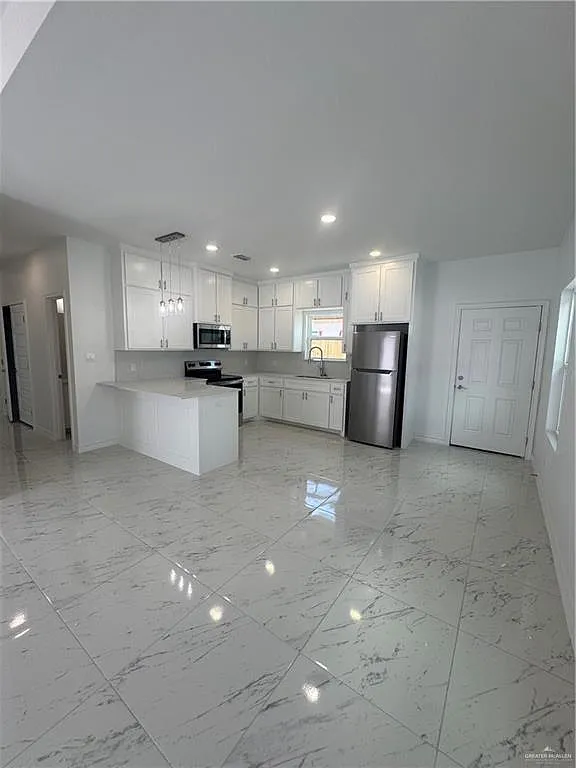 3 bed, 2.0 bath, 1083 sqft, $1,300 — Photo 3