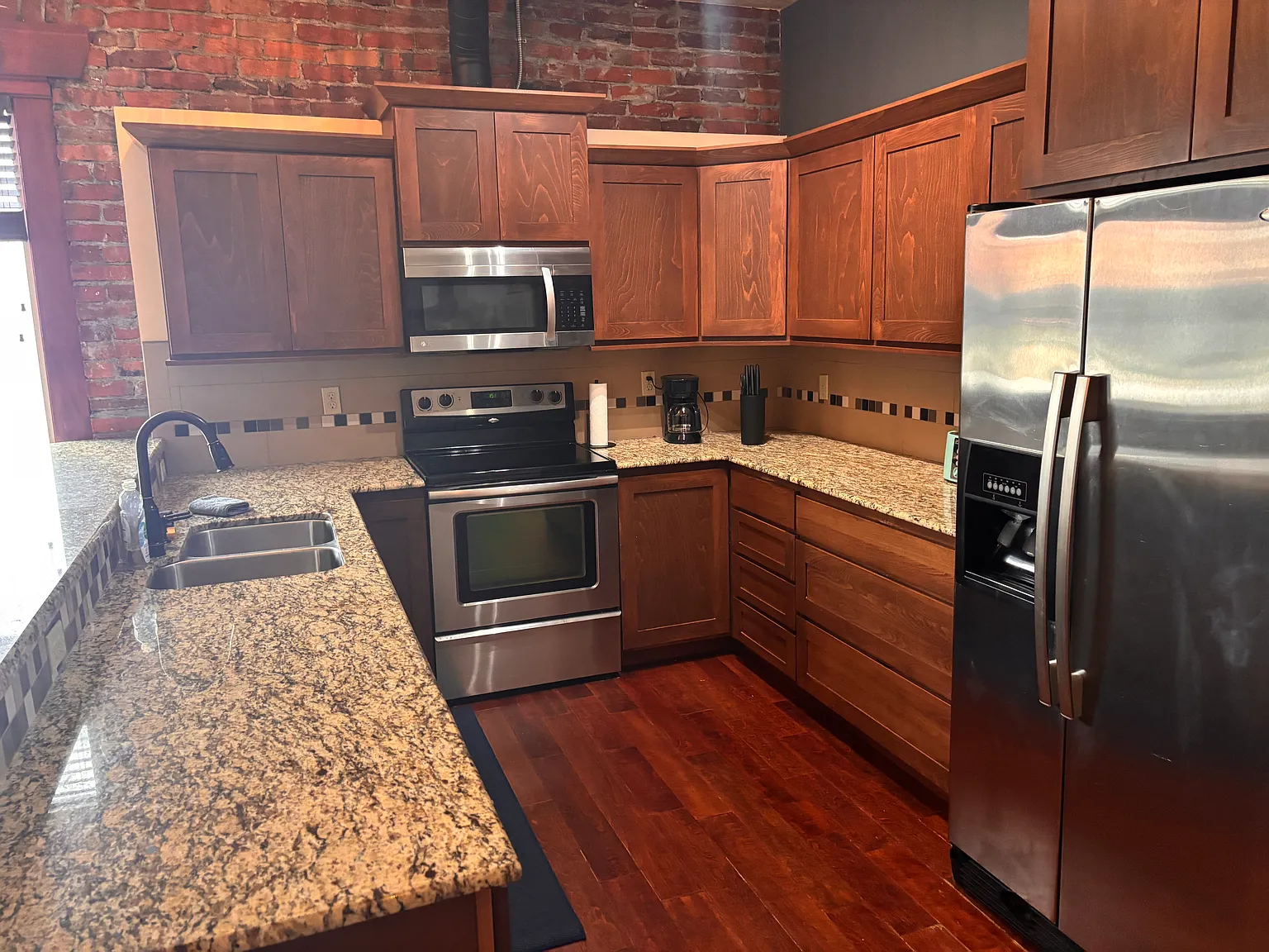 2 bed, 1100 sqft, $2,450 — Photo 3