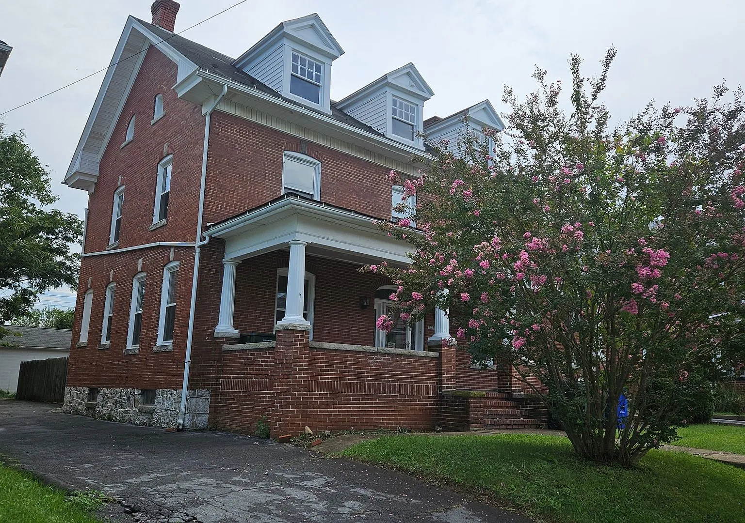 3 Bedroom Brick Stunner Close to City Park! — Photo 2