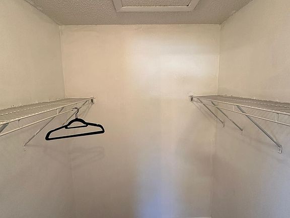 4th image of 2211 Sunny View Dr Room And
