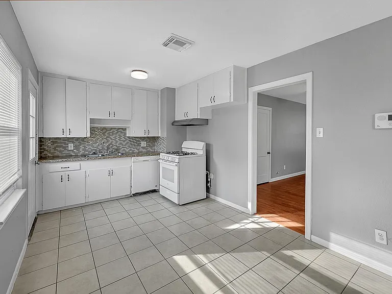 606 Burke Rd — Photo 5