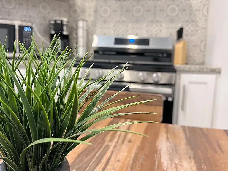 Full Kitchen with Dining Table